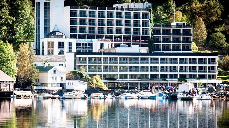 Hotell Geiranger ligg heilt i vasskanten inst i Geirangerfjorden, har 150 rom og fjordutsikt over verdsarven.