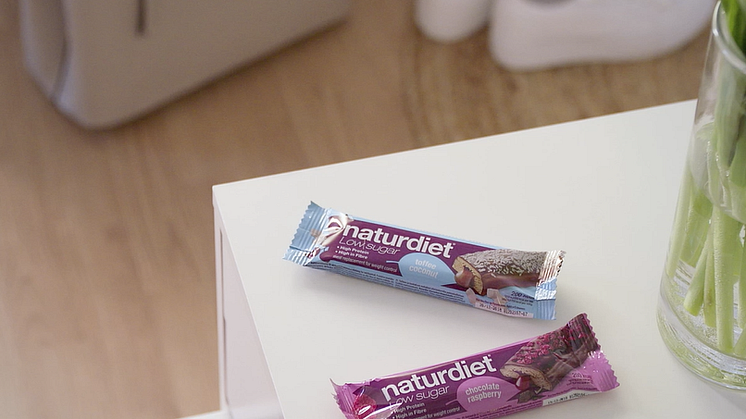 Naturdiets nya sockersnåla måltidsbars finns i de goda smakerna Toffee coconut och Chocolate raspberry.