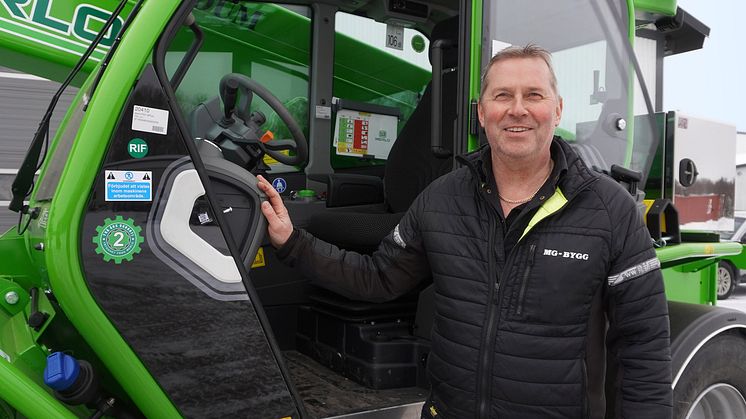 Michael Gilbertsson tillsammans med företagets nya Merlo P50.18 Plus.