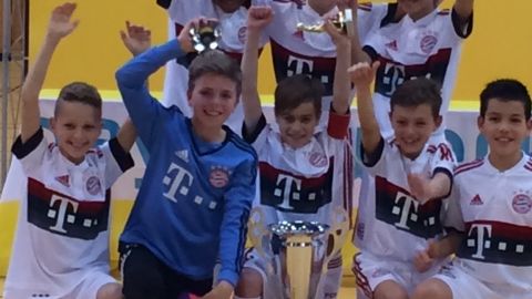 Der FC Bayern München gewinnt den Bayernwerk Junior Cup 2015 - 18 europäische Spitzenvereine traten im Finale an