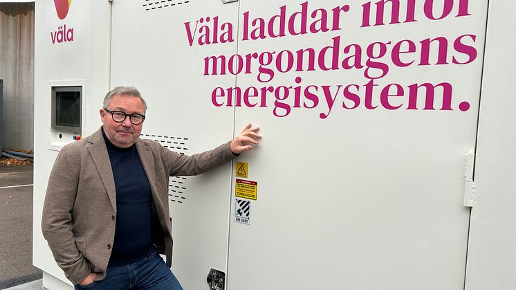 Fredrik Arvidsson, teknisk chef på Väla, vid batteriet som tillför 500 kW till Välas virtuella kraftverk (VPP).