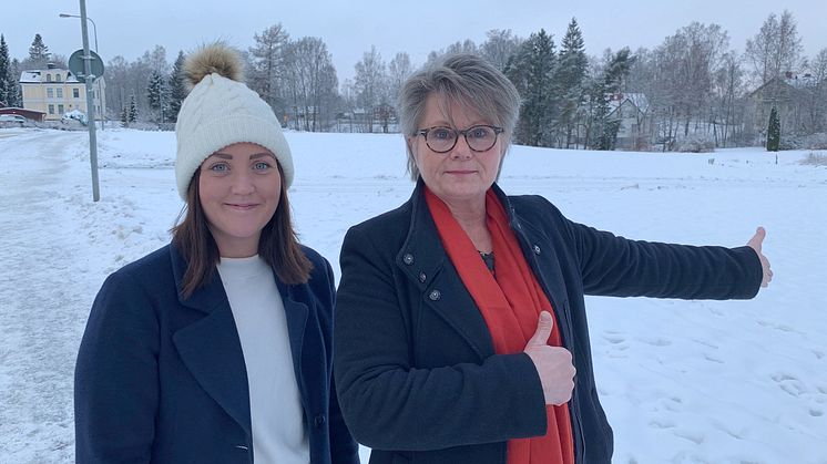 Johanna Bergsman, enhetschef plan & projekt och Gunilla Ingemyr, kommunstyrelsens ordförande i Sunne, hoppas att det finns många intressenter för markområdet vid Magasinsgatan i centrala Sunne