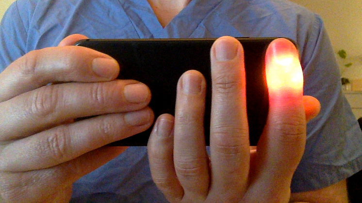 På Danderyds sjukhus hjärtklinik testat en ny metod för diagnostik av hjärtrytm via smartphone. Blodflödet registreras genom att ett finger hålls mot mobilens kamera och en algoritm gör en automatisk tolkning av hjärtrytmen.