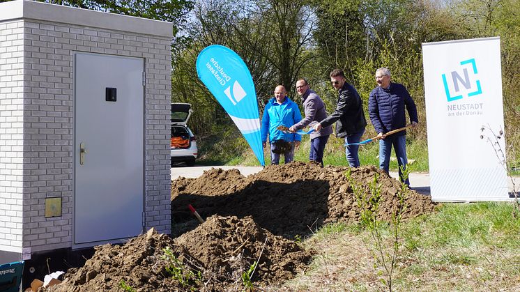 V.l.n.r.: Frank Sahling (Projektmanager Ausbau Förderung, Deutsche Glasfaser), Andreas Römer (Programm Manager Förderung, Deutsche Glasfaser), Daniel Bachberger (Breitbandpate, Stadt Neustadt an der Donau) und Günter Schweiger, zweiter Bürgermeister