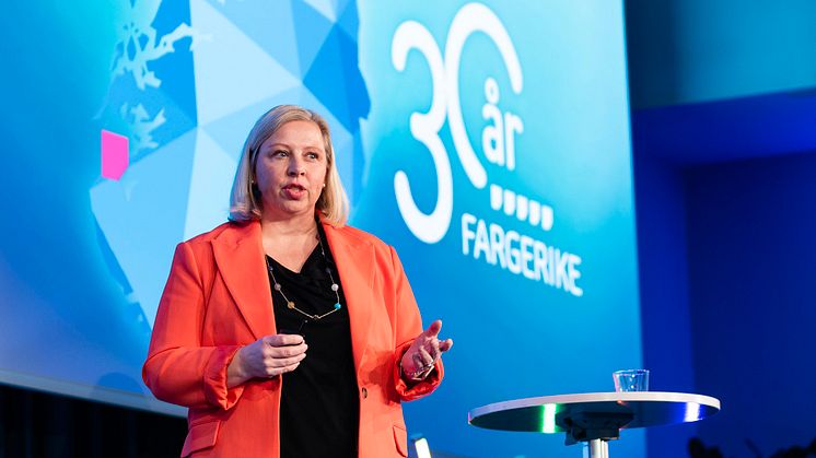 Kjededirektør Stine Solheim ved åpningen av årets kjedetreff for Fargerike, som i år også feirer 30 fargerike år. 