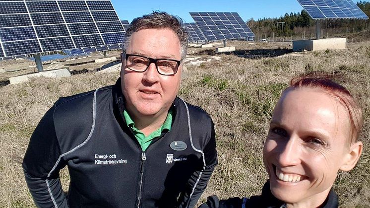 Västerås stads energi- och klimatrådgivare Per Eriksson och Zandra Camber i solparken mellan Västerås och Enköping.