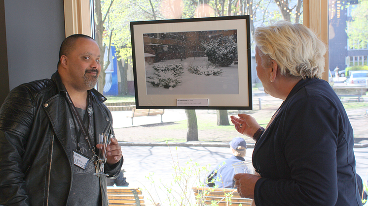 Jamil foran sitt bilde med teamleder Trude Bruvoll. Fotograf: Bydel Gamle Oslo