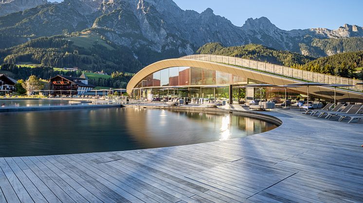 Wellness Terrasse mit Holz: „ATMOSPHERE by Krallerhof