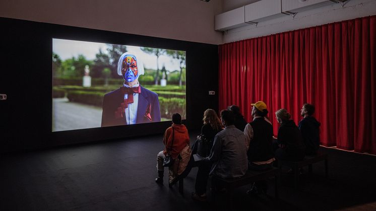 Installationsvy Dreaming the End med publik_foto Jean-Baptiste Béranger.jpg