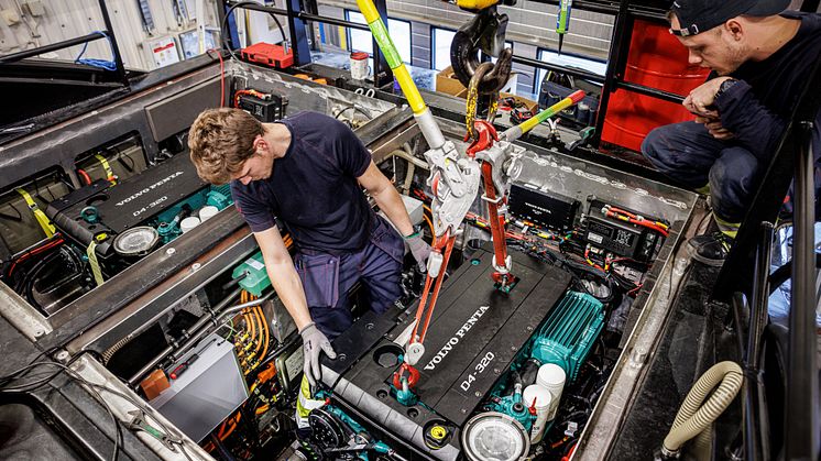 3Volvo Penta installing the hybrid propulsion system_03.jpg