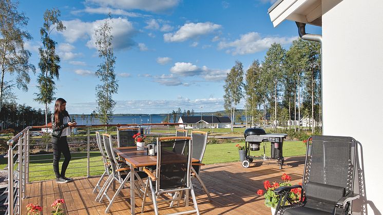 Utsikt över det sjönära bostadsområdet Bråbacka i Tibro