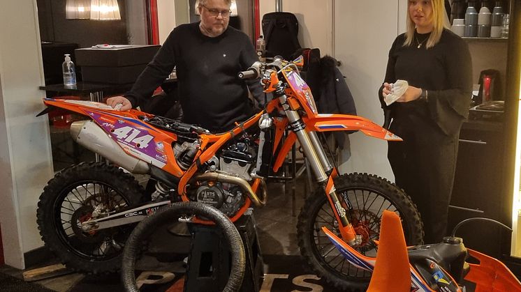 Teamchef Micke Nilsson och föraren Emelie Borg Nilsson på Delikattessen i Stenkullen 22 januari.