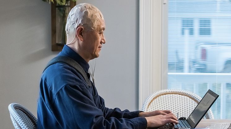 Tumor Treating Fields (TTFields) är en icke-invasiv cancerbehandling som använder elektriska fält för att störa celldelningen hos cancerceller. Detta sker utan att skada omgivande friska celler och vävnader. FOTO: Novocure