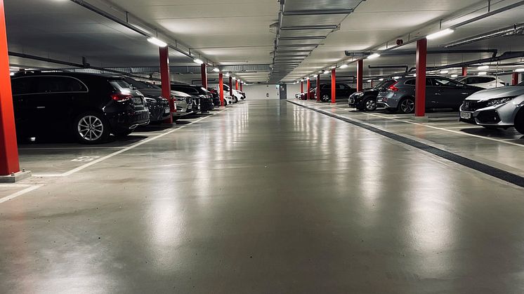 Till garaget valde man weberfloor industry SR för dess egenskaper. Men också för den lite ljusare grå kulören.