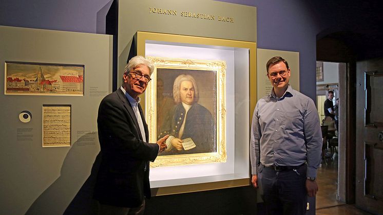 Dr. Volker Rodekamp und Eric Buchmann vor dem Bach-Portrait im Alten Rathaus