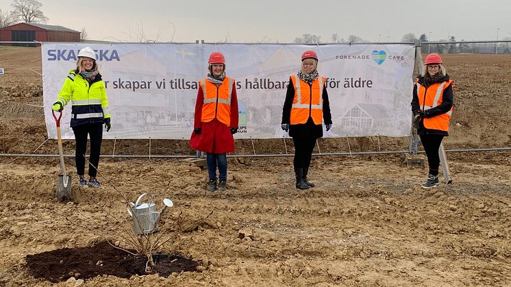 Plantering som startskott för bygge av äldreboende i Skurup. Foto: Molly Berggren Skånska Dagbladet