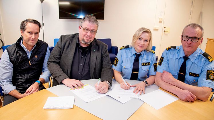 Från v. i bild: Niklas Schörling, beredskaps- och säkerhetssamordnare, Teddy Nilsson (SD), kommunstyrelsens ordförande, Caroline Sempert, t.f. lokalpolischef LPO Klippan samt Björn Johnsson, kommunpolis i Svalövs kommun.