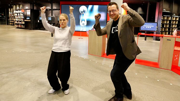 Biblioteksjef Knut Skansen og avdelingsdirektør Merete Lie jublet da storskjermens beskjed var: Deichman Bjørvika får den europeiske prisen Trend Brand of the Year 2020. Prisen ble delt ut i Potsdam torsdag kveld. Foto: Erik Thallaug