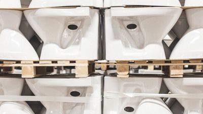 Geberit, valmiita WC-istuimia Tammisaaren keramiikkatehtaalla