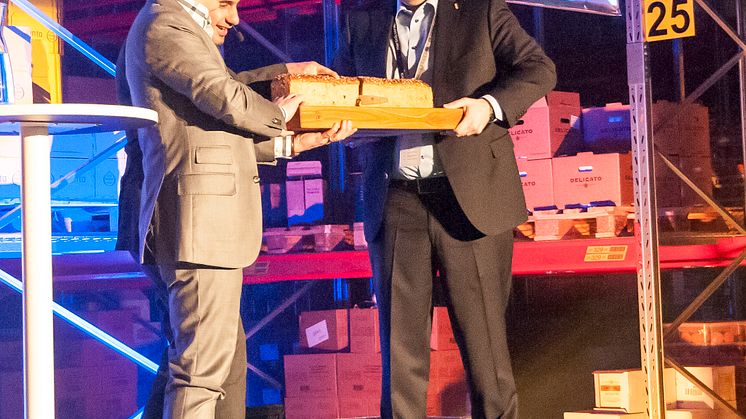 vd Håkan Åkerström och civilminister Ardalan Shekarabi inviger Martin & Serveras lager i Enköping genom att skära sig igenom en Enköpingslimpa med assistans av moderator Jan Bylund