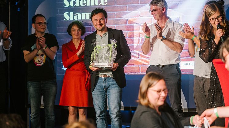 Siegerehrung beim 1. Brandenburger Science Slam am Standort der Präsenzstelle Fürstenwalde mit dem Erstplatzierten Bastian Prell von der TH Wildau. (Bild: Alexander Rentsch)