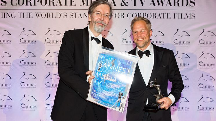 Alexander V. Kammel, grundare av Cannes Corporate Media & TV Awards delar ut priset till Sverker Johansson, Bitzer Production AB, som producerat den prisvinnande filmen åt Future Forests. Foto: Felipe Kolm, Warda Network
