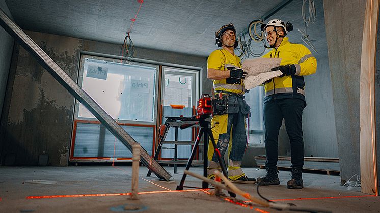Batteridriven utrustning ökar snabbt i byggbranschen, oftast med litiumjonbatterier, som gör verktygen smidiga och kraftfulla, men det finns risker.