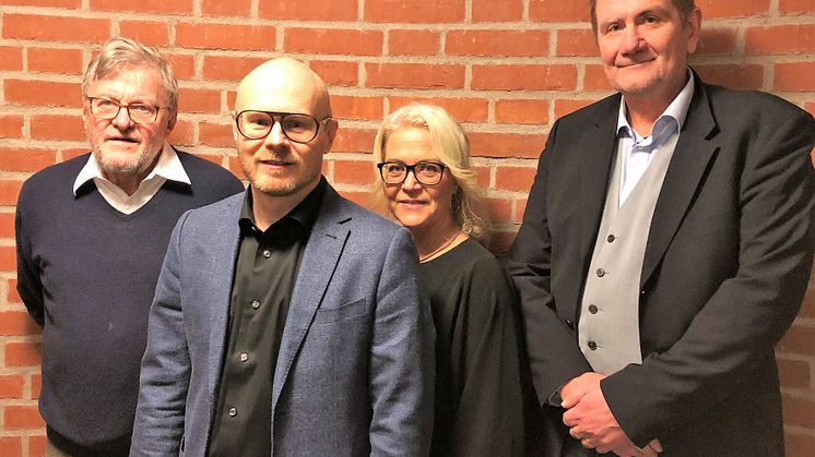Anders Sandblad är först i världen med att doktorera i Arbetsintegrerat lärande (AIL). Här tillsammans med Bo Göranzon, senior professor i AIL,  Ulrika Lundh Snis, professor i Informatik och Lars Svensson, professor i Informatik.