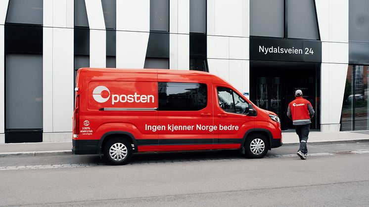 Postbud_ved_siden_av_postbil_PMM_66224_Foto_Aksel_Jermstad