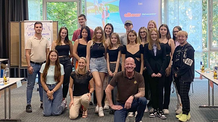 25 Schulabgänger starteten im August 2023 ihre Ausbildung bei alltours Reisecenter. 