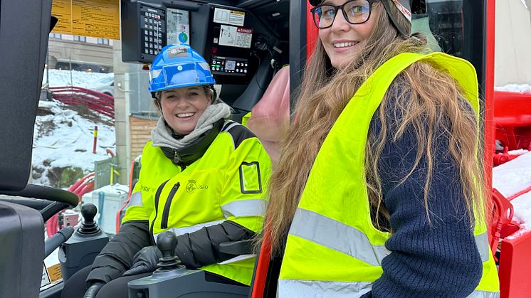 Byråd Anita Leirvik North (H) får stolt prøvesitte verdens første hjulgående mobikran sammen med kranfører Siv Hege Barstad