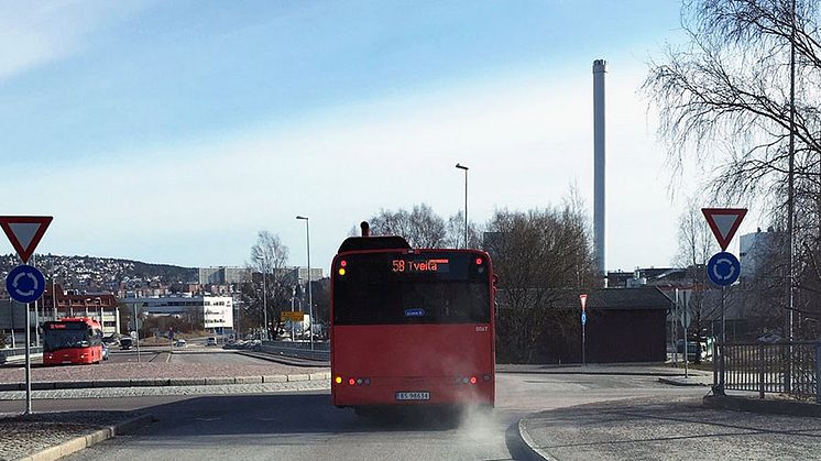 I enkelte byer var luftkvaliteten dårlig i morgentimene i dag. Det skyldes i stor grad veistøv som virvles opp av forbipasserende kjøretøy. Foto: NILU