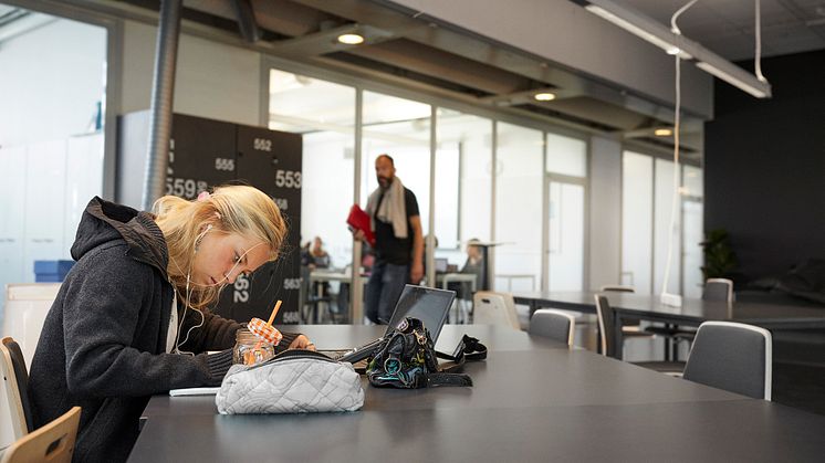 Nackas kommunala gymnasieskola Young Business Creatives, YBC, har också samarbetat med Peter C Lippman kring sina lärmiljöer i Kunskapsgallerian M7 i Sickla. Foto: Mattias Edwall. 