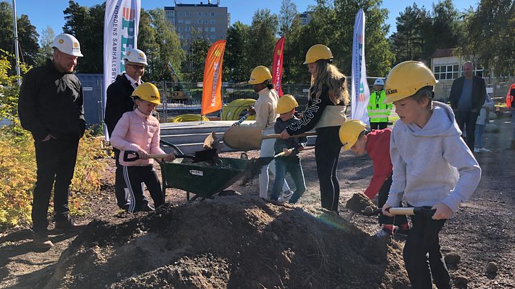 Henrik Lander (C) och Niklas Wikström (L) fick hjälp av eleverna Hilda, Husna, Milio, Tindra, Casper och Neo från Färjestadsskolans årskurs tre och sex på dagens spadtag.
