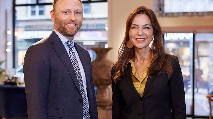 Henrik Birkeland Åberg och Li Pamp, VD Stockholms Auktionsverk