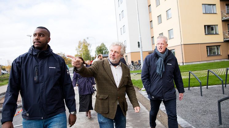 Bostadsministern Peter Eriksson visas runt på Nordanby Äng av Samir Mohamed och Thomas Rhen från Bostads AB Mimer.