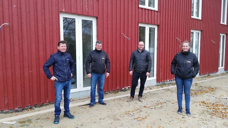 Salgschef Frank Nielsen (Profile), Peter Pedersen (direktør for Bygma Hillerød) Michael W. Hansen (byggeleder Lundbæk & Hansen) og Katja Ronsse-Nørgaard (sælger Bygma Hillerød) har haft et tæt samarbejde om de bæredygtige leverancer til det nye hotel