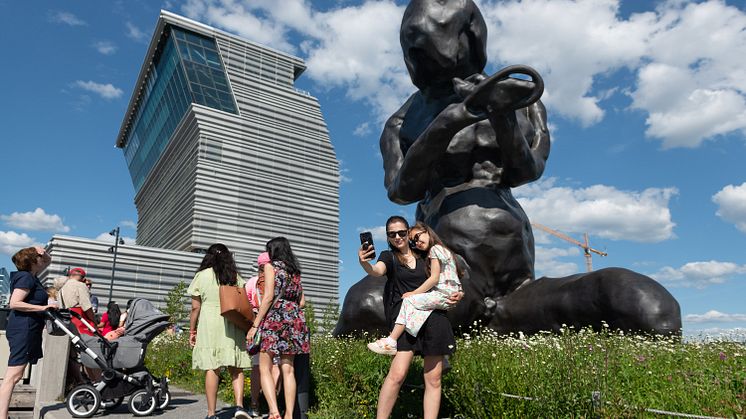 A selfie is taken at Tracey Emin's sculpture «The Mother» 