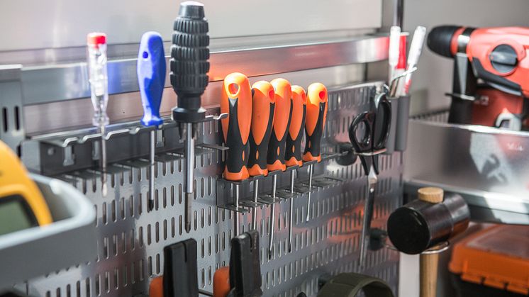 DK_Elfa_garage_storage_swedishfamily_closeup_multiholder