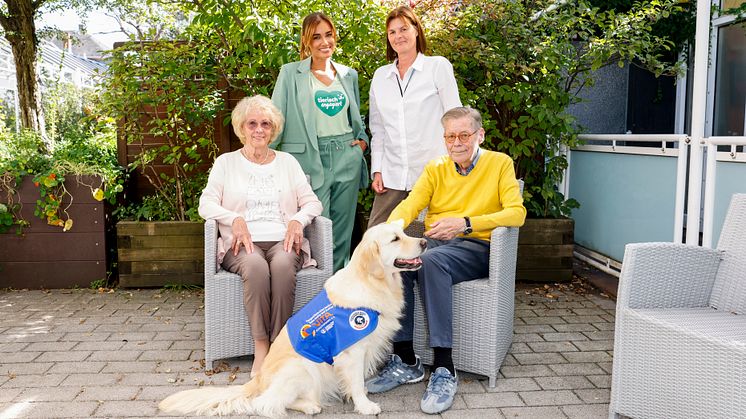 Jana Ina Zarrella mit Therapiehündin Audrey, der Patin von Audrey Andrea sowie zwei Bewohner:innen des Kurstifts Bad Homburgs Quelle: Fressnapf Holding SE