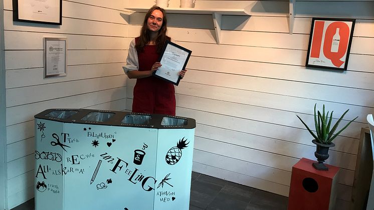 Sofi Bertilsson framför en av UNO's miljöstationer som besökare och personal gjort tillsammans