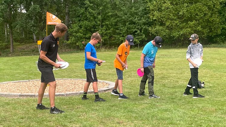 Discgolfträning hos Östra Ryds IF. Foto: Simon Östling.
