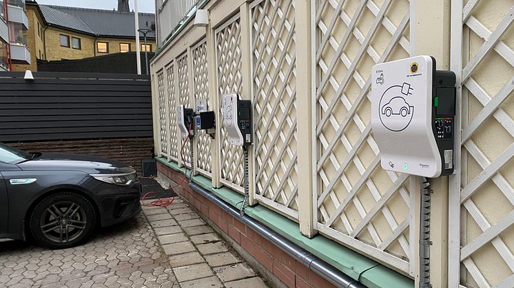 Först ut är kontoret i Luleå som i förra veckan fick färdigställt installationen av sex laddstationer och samtidigt pågår projekteringen för Umeåkontoret. Målet är att med tiden tillhandahålla laddning på alla nio verksamhetsorter.