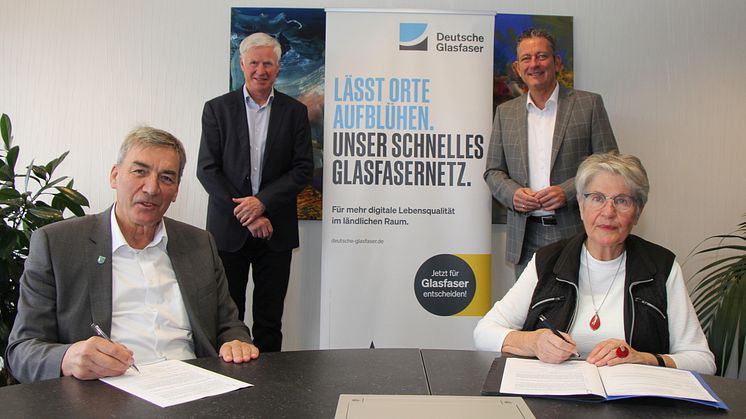 Unterschrift für Glasfaserausbau: Stadtallendorfs Bürgermeister Christian Somogyi (vorne l.), Rosemarie Wolny (Erste Beigeordnete, Lohra), Ingo Teimann (Deutsche Glasfaser, hinten r.) und Klaus Bernhardt (Breitband Marburg-Biedenkopf GmbH). (