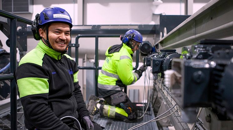 Lutfullah Safdari och Emil Klein, Vetlanda Elteknik, installerar elmotorer vid Reviva Plastics.