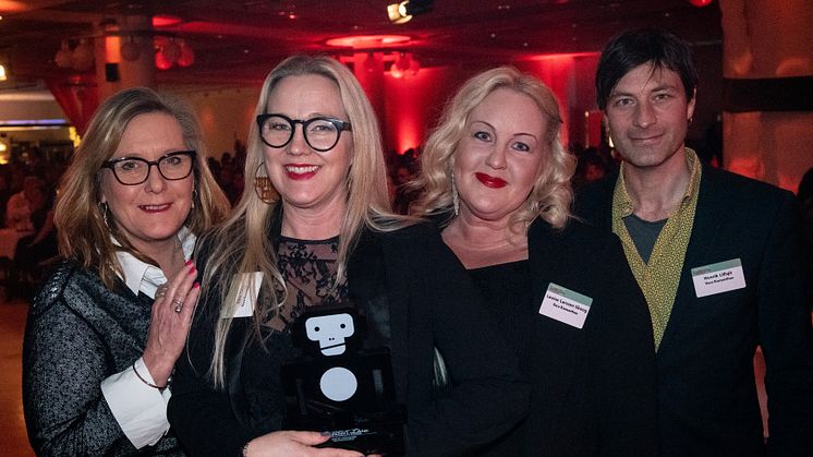 Ewa Woldenius (tf. marknadschef), Sara Törn (tf. produktionschef), Louise Larsson Skoog (producent) och Henrik Lillsjö (tf. VD) fanns på plats för att ta emot priset under Sweden Live.