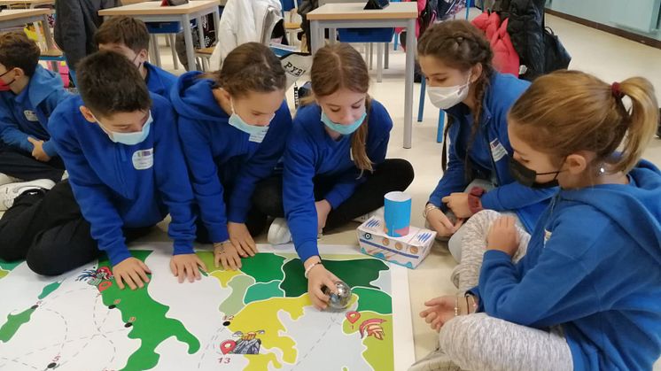 GROWING TOUR: in occasione del mese dell’educazione finanziaria riparte il progetto di formazione sulle basi dell’economia con i volontari Visa, nelle scuole primarie e secondarie di primo grado.