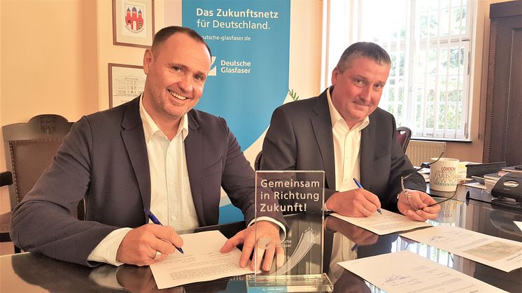 Gemeinsam in Richtung Zukunft: Michael Kölling, Regional Manager Deutsche Glasfaser und Stefan Müller, Bürgermeister der Stadt Trebsen bei der Unterzeichnung des Kooperationsvertrages. (DG)