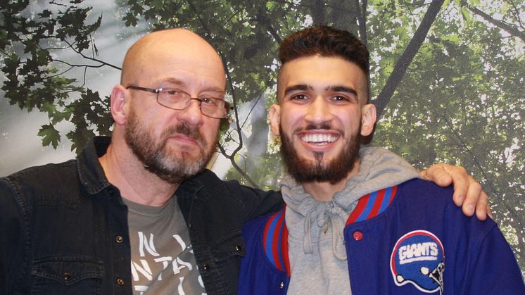 Teamleder Lars Høgmo og Tahar Montaser (20 år). Tahar er assistent på Ungdomsverkstedet. Han er oppvokst i bydelen og har tidligere jobbet på Ungdomsverkstedet og Sommerverkstedet. Han er med sin bakgrunn og erfaring en betydelig ressurs for Ungdomsv