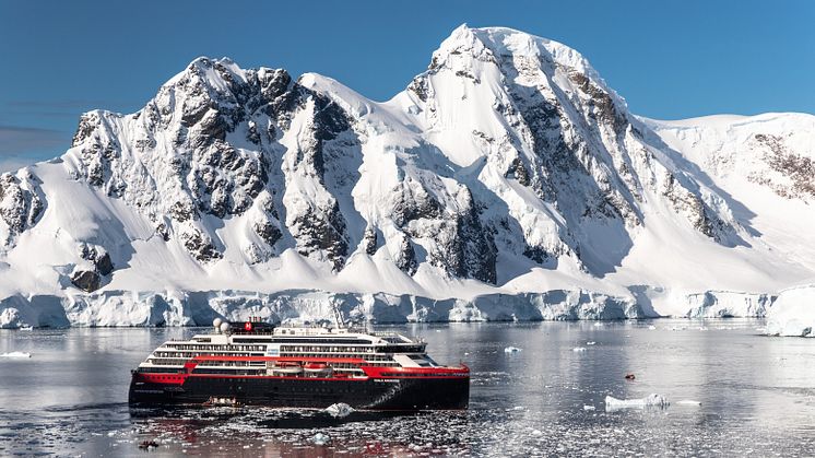 MS Roald Amundsen_ Orne-Harbour-Antarctica_Photo_Oscar_Farrera